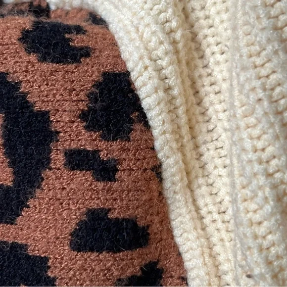 Dee Elly Black Cream Leopard Cheetah Contrast
Sleeve Cozy Sweater Size Small - Picture 6 of 6